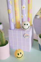 Afbeelding in Gallery-weergave laden, Limited edition lila &amp; pastelgele kaarsen met smiley/madeliefje
