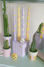 Afbeelding in Gallery-weergave laden, Limited edition lila &amp; pastelgele kaarsen met smiley/madeliefje
