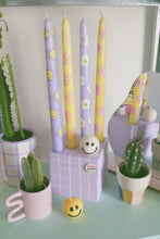 Afbeelding in Gallery-weergave laden, Limited edition lila &amp; pastelgele kaarsen met smiley/madeliefje
